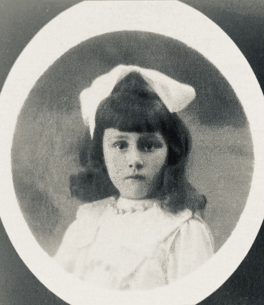 Portrait ovale d'une petite fille brune coiffée d'un grand nœud blanc, la grand-mère d'Anne Biotteau
