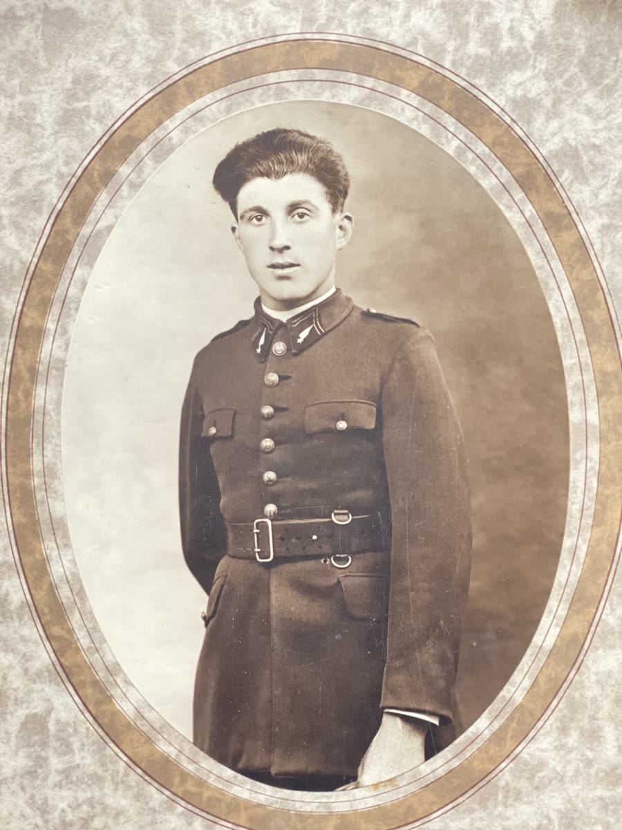 Portrait de studio de Marcel en uniforme, pendant son service militaire