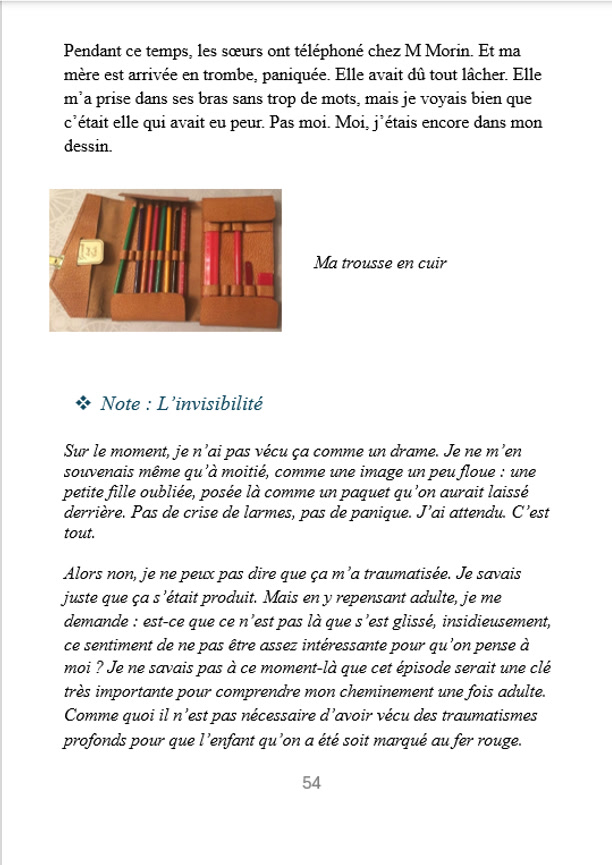 Page intérieure d'Une époque formidable : le souvenir raconté par l'enfant, puis en italique la relecture de l'adulte, à côté de la photographie d'une trousse en cuir